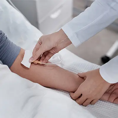 Administración de Hierro intravenoso, sueros con vitaminas