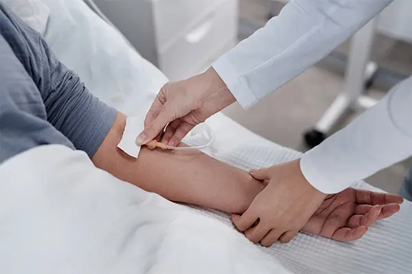 Administración de Hierro intravenoso, sueros con vitaminas